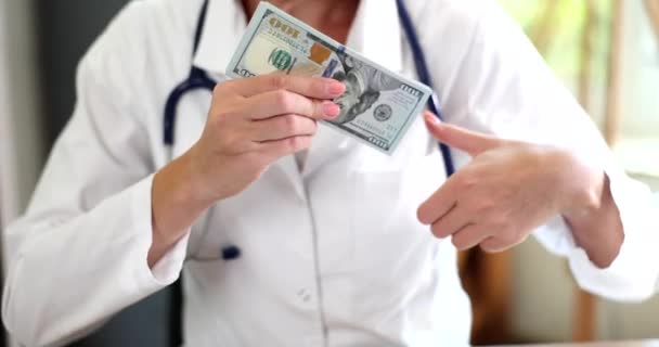 Lekarz Wkłada Pieniądze Kieszeni Płaszcza Przekupstwo Medyczne Przestępstwa — Wideo stockowe