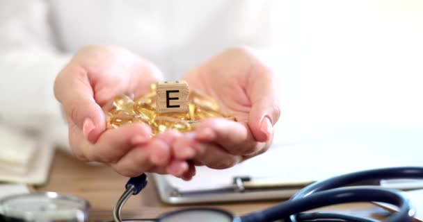 医生正在诊所里保存维生素E药丸 维生素E促进健康和健康 — 图库视频影像