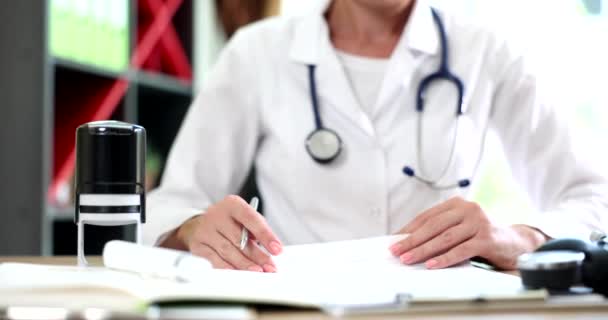 Doctor Sella Primer Plano Los Documentos Médicos Documentos Seguro Médico — Vídeo de stock