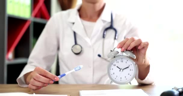 Dentiste Travaille Hôpital Dentaire Tient Réveil Une Brosse Dents Temps — Video