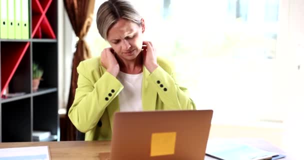 Mujer Cansada Masajea Rigidez Dolor Cuello Músculos Tensos Cansados Trabajar — Vídeo de stock
