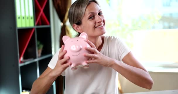 Retrato Sorrir Jovem Mulher Bem Sucedida Rachando Banco Porquinho Mãos — Vídeo de Stock