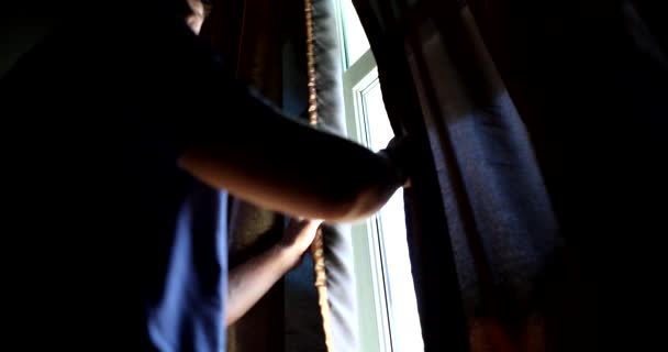 Człowiek Stoi Przy Oknie Otwiera Ciemne Zasłony Jasne Światło Okna — Wideo stockowe