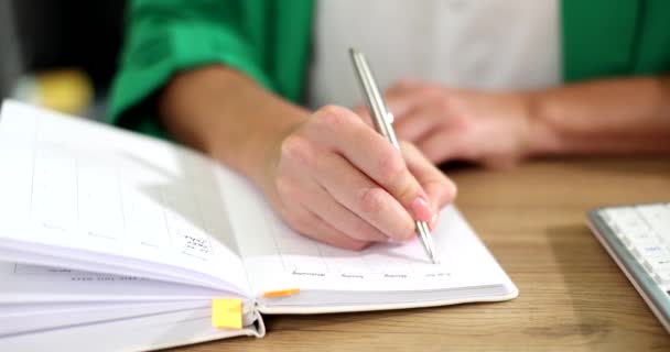 女人写下待办事项清单 并做家庭作业笔记 自我发展的概念以及改进教育和议程规划 — 图库视频影像