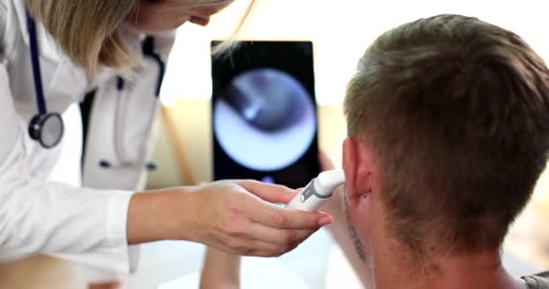Γιατρός Εξετάζει Αυτί Του Ασθενή Ψηφιακό Ωτοσκόπιο Ακουστική Εξέταση Και — Αρχείο Βίντεο