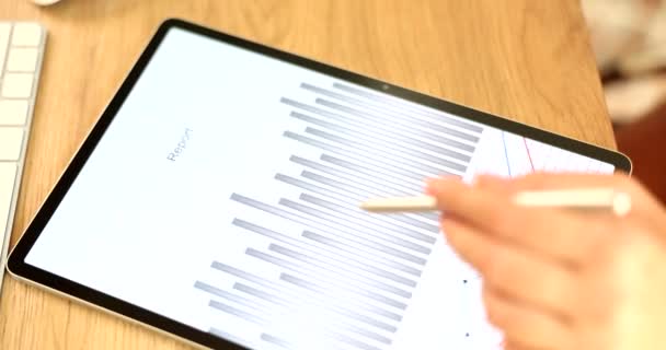 Analyst Arbeitet Mit Analyse Und Statistikdaten Auf Dem Tablet Bildschirm — Stockvideo