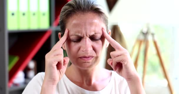 Genç Bir Kadının Portresi Gözlerini Kapattı Tapınaklara Dokundu Acıdan Acı — Stok video