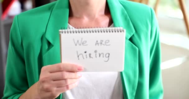 Bizneswoman Trzyma Tekst Zaproszony Pracy Menedżera Poszukiwanie Personelu Pracowników Rozmowę — Wideo stockowe