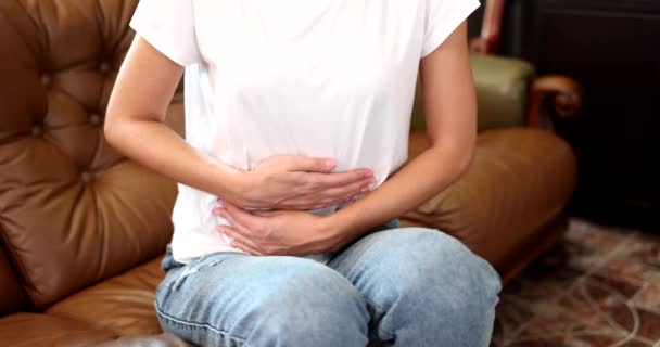 Nierozpoznana Kobieta Kanapie Bólem Brzucha Biegunka Miesiączka Silny Ból Brzucha — Wideo stockowe