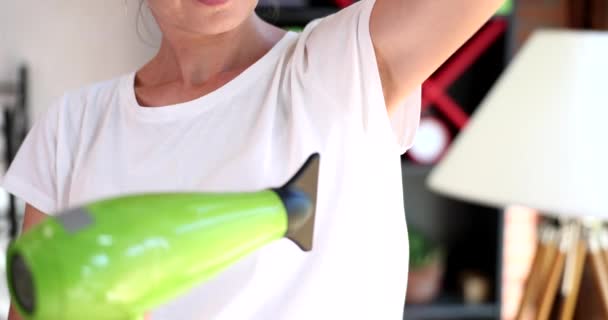 Kvinna Med Svettfläck Torkar Shirt Med Hårtork Överdriven Svettning Hos — Stockvideo