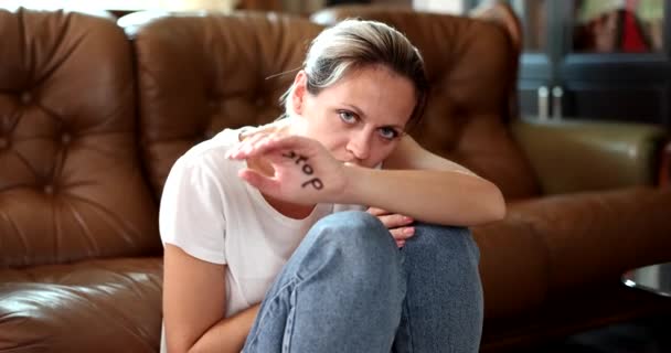 Mulher Curiosa Mostrando Gesto Stop Com Mão Com Texto Stop — Vídeo de Stock