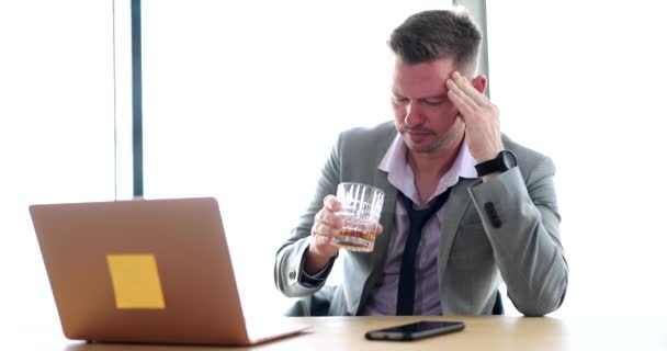 Stressig Angespannter Geschäftsmann Mit Einem Glas Whiskey Büro Alkoholsucht Und — Stockvideo