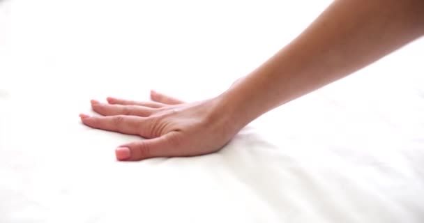 Mulher Está Tocando Colchão Macio Confortável Branco Closeup Folha Mão — Vídeo de Stock