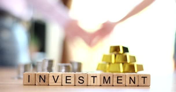 Aperto Mão Dois Investidores Congratula Com Êxito Investir Ouro Conceito — Vídeo de Stock