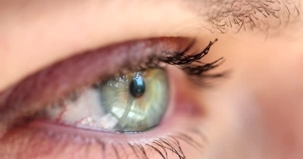 Primer Plano Abertura Los Ojos Mujer Con Hermoso Iris Verde — Vídeo de stock
