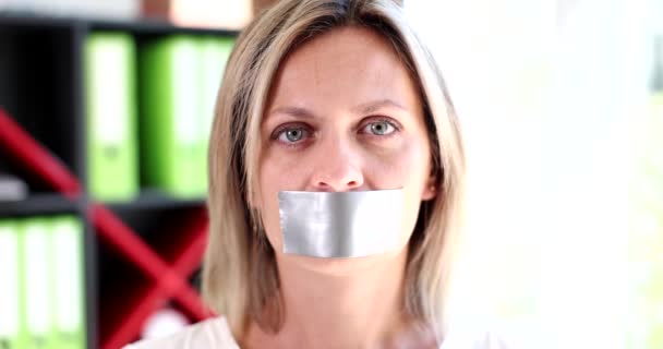 입에서 테이프를 제거하는 아름다운 여성의 가정폭력 — 비디오