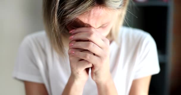 目を閉じて 顔の手で覆われた女性の閉鎖 痛みの関係の問題や健康を感じる女性の感情 — ストック動画