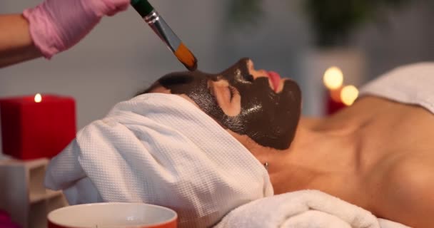 Beautician Applicerar Alginat Svart Mask Med Borste Kvinnans Ansikte Ansiktshud — Stockvideo