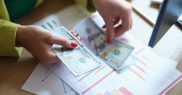 女商人在办公室的特写镜头中计算现金美元 利润财务报告分析和统计 — 图库视频影像