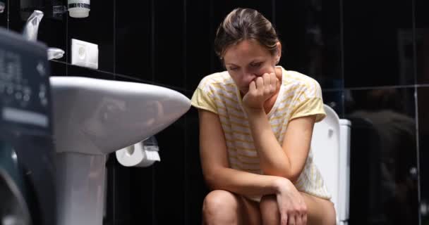 Wanita Muda Menderita Sembelit Toilet Rumah Masalah Usus Diare Dan — Stok Video