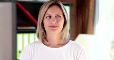 Sinsi kadın, 4K filmi ağır çekimde yalan söylemek için şans diliyor. Kadın rüyaları konsepti