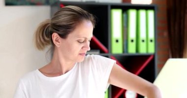 Koltuk altlarının kötü kokusunu koklayan ve 4K 'lık filmi ağır çekimde buruşturan bir kadın. Aşırı terleme konsepti