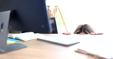 Masa 4K filminde ağır çekimde bilgisayar ekranına bakan korkmuş bir kadın. Kötü online haber kavramı