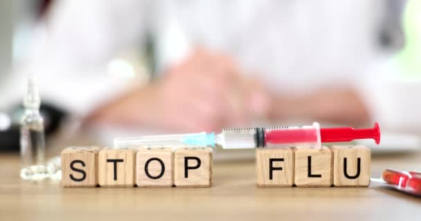 Las Palabras Detienen Gripe Escrita Cubos Fondo Jeringa Con Medicamentos — Vídeos de Stock