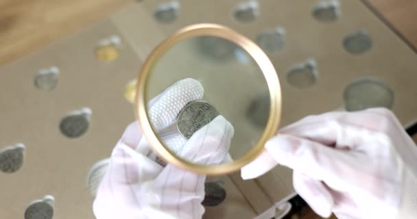 Numismatist Λευκά Γάντια Εξέταση Παλιό Κέρμα Μεγεθυντικό Φακό Closeup Ταινία — Αρχείο Βίντεο