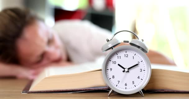 Reloj Despertador Pie Cerca Mujer Durmiendo Primer Plano Libro Película — Vídeos de Stock