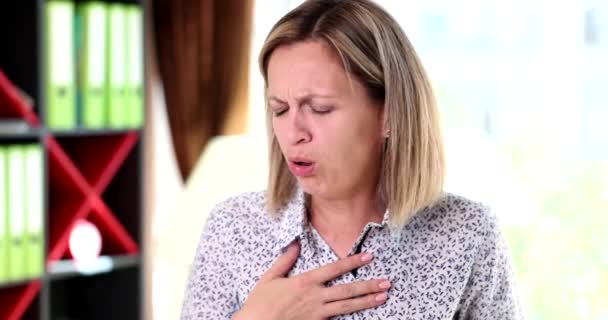 Vrouw Hoesten Tijdens Astma Aanvallen Film Slow Motion Preventie Behandeling — Stockvideo
