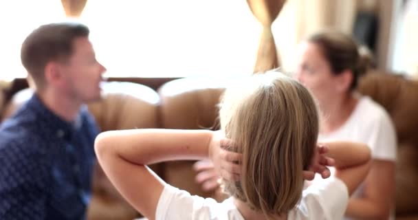 小女孩在诅咒父母的4K电影慢镜头前捂住了耳朵 家庭观念中的儿童心理创伤问题 — 图库视频影像