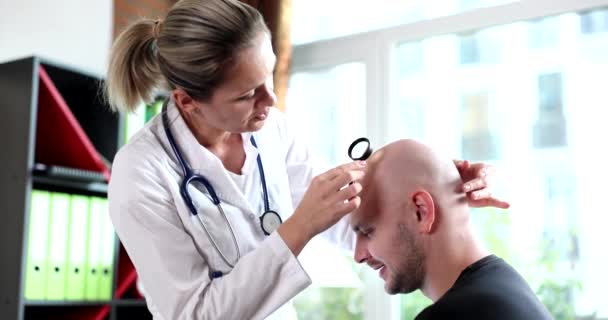 Doktor Tricholog Zkoumá Skalp Holohlavého Pacienta Filmovým Zpomalením Léčba Alopecie — Stock video