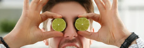 Portrait Guy Put Lime Fruit Slices Eyes Instead Glasses Goofing — ストック写真