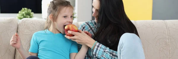 Retrato Mãe Alimentando Filha Com Fruta Maçã Adicione Produto Vitaminizado — Fotografia de Stock