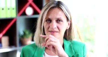 Kadın kameraya jest yapıyor ve ağzını kapıyor. Filmi yavaşlatıyor. Kadın sırları konsepti 