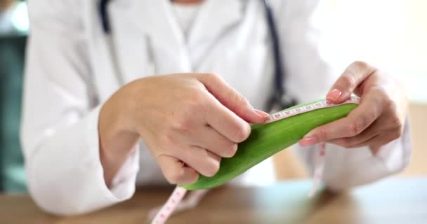 Doctor Urologist Measuring Size Cucumber Measuring Tape Closeup Movie Slow — Vídeo de Stock