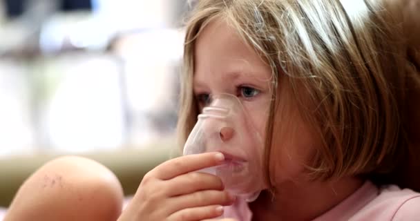 Mała Dziewczynka Wdychająca Lek Hormonalny Podczas Ataku Astmy Oskrzelowej Film — Wideo stockowe