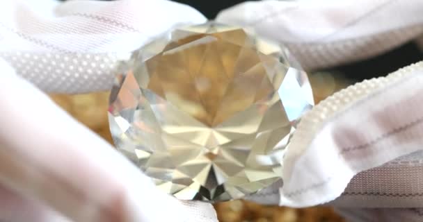大きな白いダイヤモンドを保持保護手袋の宝石類を閉じる4K映画スローモーション 宝石類のコンセプトの販売 — ストック動画