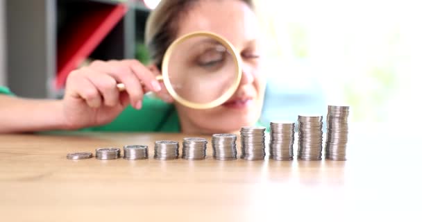 Banker Der Durch Eine Lupe Auf Münzen Aufsteigender Reihenfolge Schaut — Stockvideo