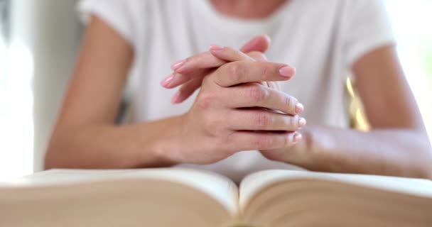 Mulher Com Mãos Dobradas Orando Sobre Bíblia Livro Closeup Filme — Vídeo de Stock