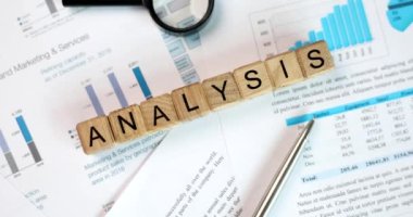 Grafikler ve numaralarla birlikte küpler halinde yazılmış kelime analizleri 4k film yavaş çekimde. Mali geçmiş kontrolü kavramı 