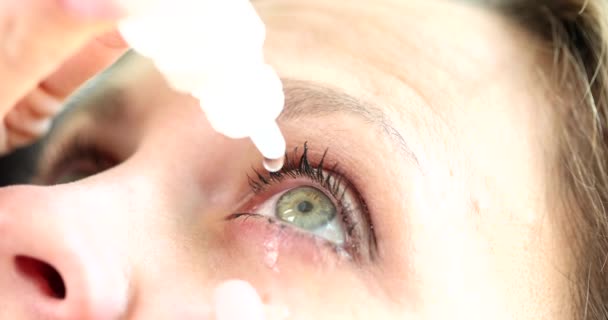 Γυναίκα Στάζει Φαρμακευτικές Σταγόνες Στα Μάτια Της Closeup Ταινία Αργή — Αρχείο Βίντεο