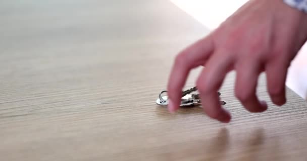 Γυναίκα Χέρι Λήψη Κλειδιά Για Διαμέρισμα Από Τραπέζι Closeup Ταινία — Αρχείο Βίντεο