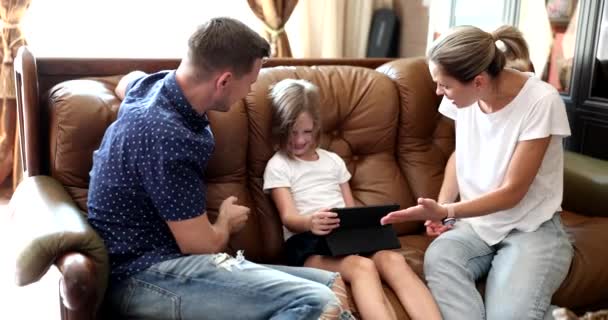 Eltern Fluchen Und Schreien Das Kleine Mädchen Mit Dem Tablet — Stockvideo