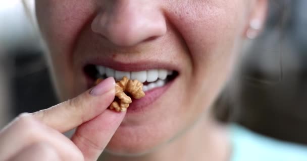 Kvinna Äter Läckra Aptitretande Valnötter Närbild Film Slow Motion Hälsosam — Stockvideo