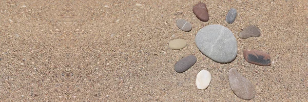用太阳的形式把石头围起来 沙岩放在沙滩上 节假日 海岸线 海岸的概念 复制空间 — 图库照片