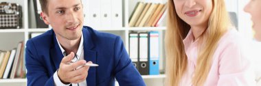 Ofis memurlarının portresi sorunlu şirket anlarını, konferans odasını, iş toplantılarını tartışır. İş adamları, tartışma, planlama, beyin fırtınası konsepti