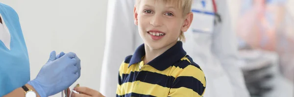 Portret Chłopca Wizycie Klinice Pediatra Badający Stan Zdrowia Dziecka Dzieciństwo — Zdjęcie stockowe