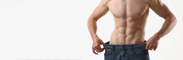 Close Homem Apto Com Músculos Mostrar Como Calças Grandes Corpo — Fotografia de Stock